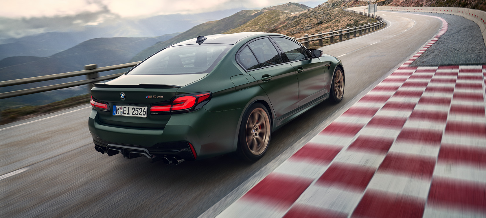 BMW M5 CS F90 2021 Frozen Deep Green metalizado, vista de tres cuartos de la zaga